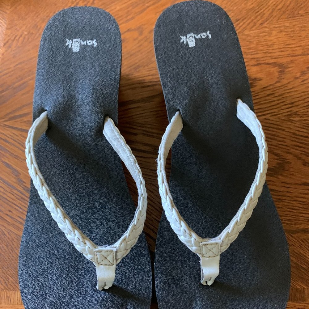 Sanuk white flipflops 10